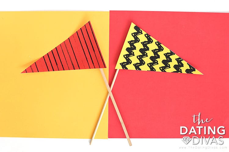These flags are Peanuts worthy and perfect for your "A Charlie Brown Thanksgiving" activity! | The Dating Divas