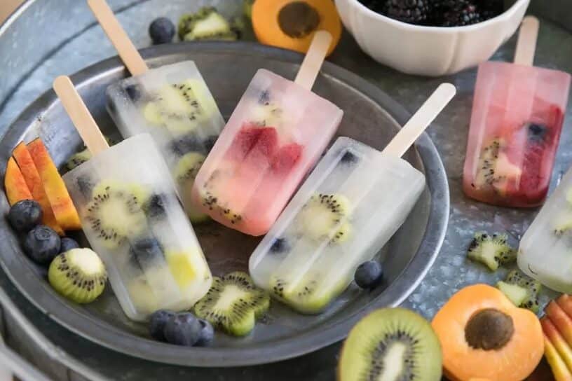 Healthy snacks for kindergartners are lemonade popsicles! | The Dating Divas