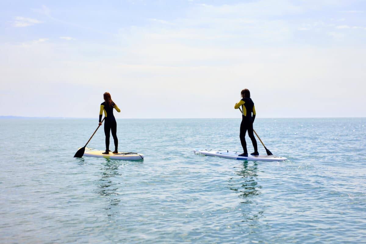 Are you looking for unique outdoor activities for couples? Try paddleboarding with your sweetie! | The Dating Divas