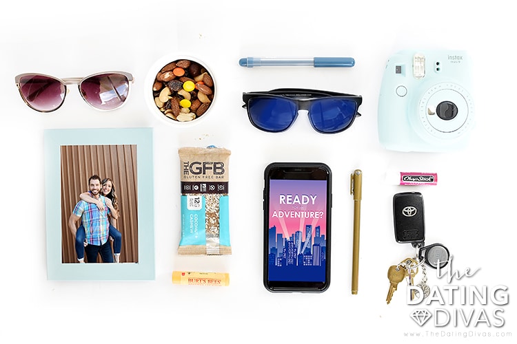 Grab some snacks, sunglasses, and your phone! That's all you'll need for this adult scavenger hunt, aka Urban Adventure Quest Date. | The Dating Divas