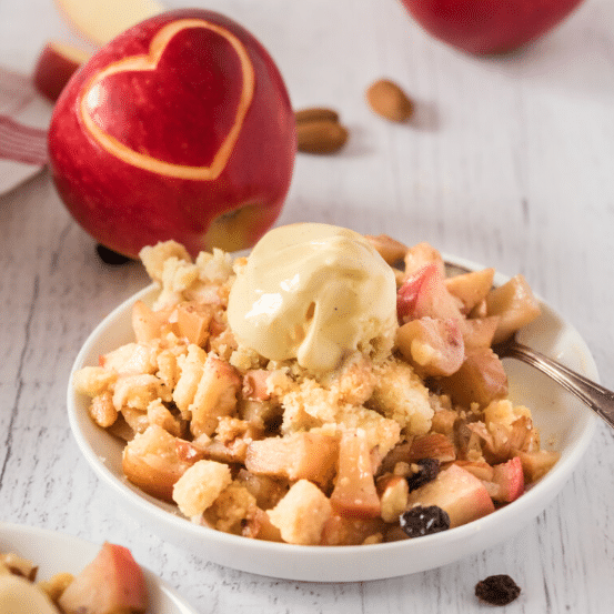 Apple crumble is on our list of easy Thanksgiving desserts. | The Dating Divas